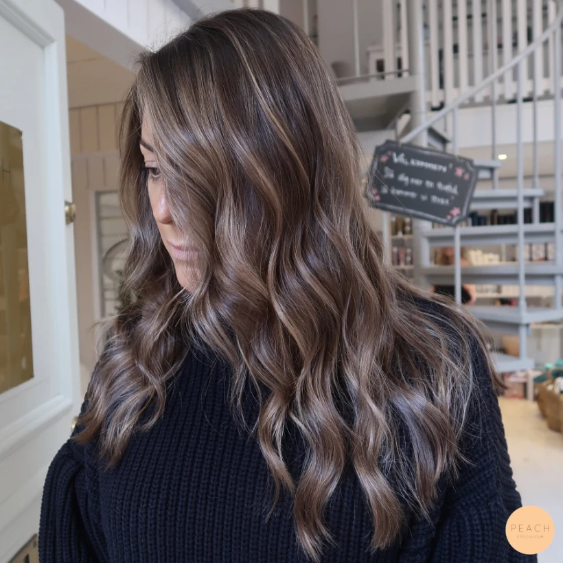 Balayage mörkt hår med krämig ton