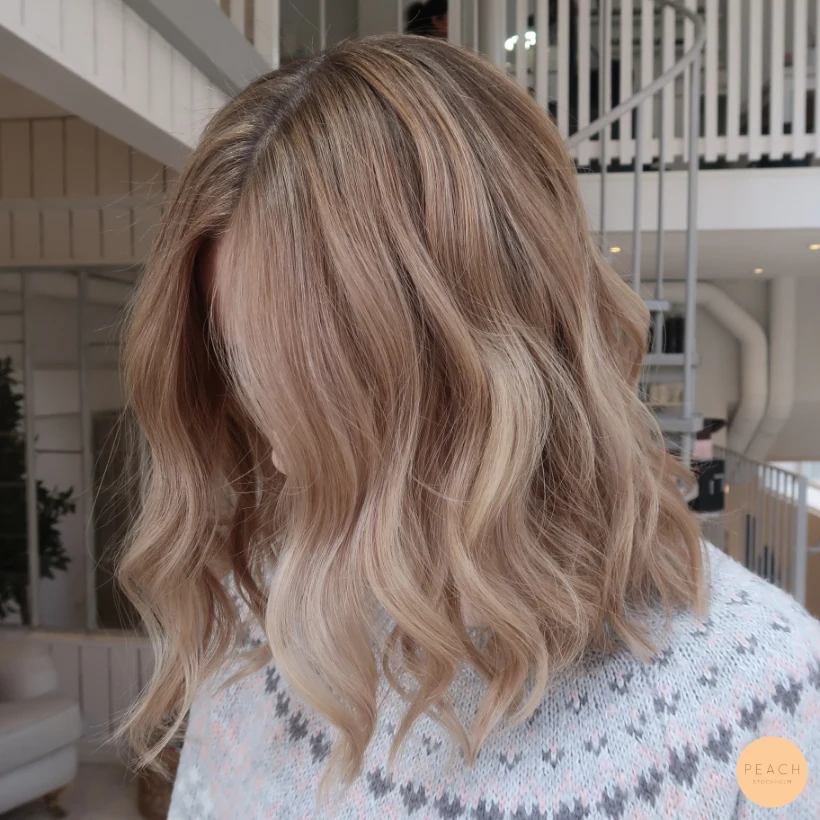Varm blond balayage med mjuk root shadow