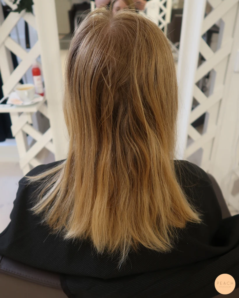 Varm Beige blond hårfärg med ljusa slingor
