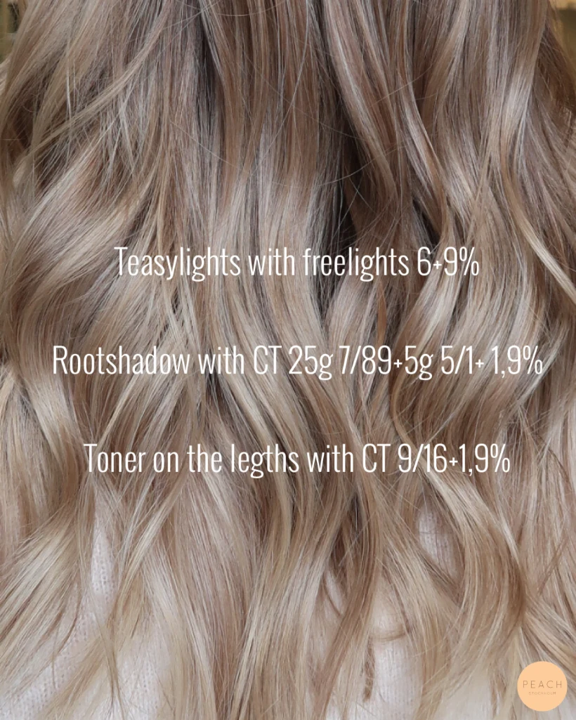 Beige blond hårfärg med ljusa slingor och mjuk root shadow