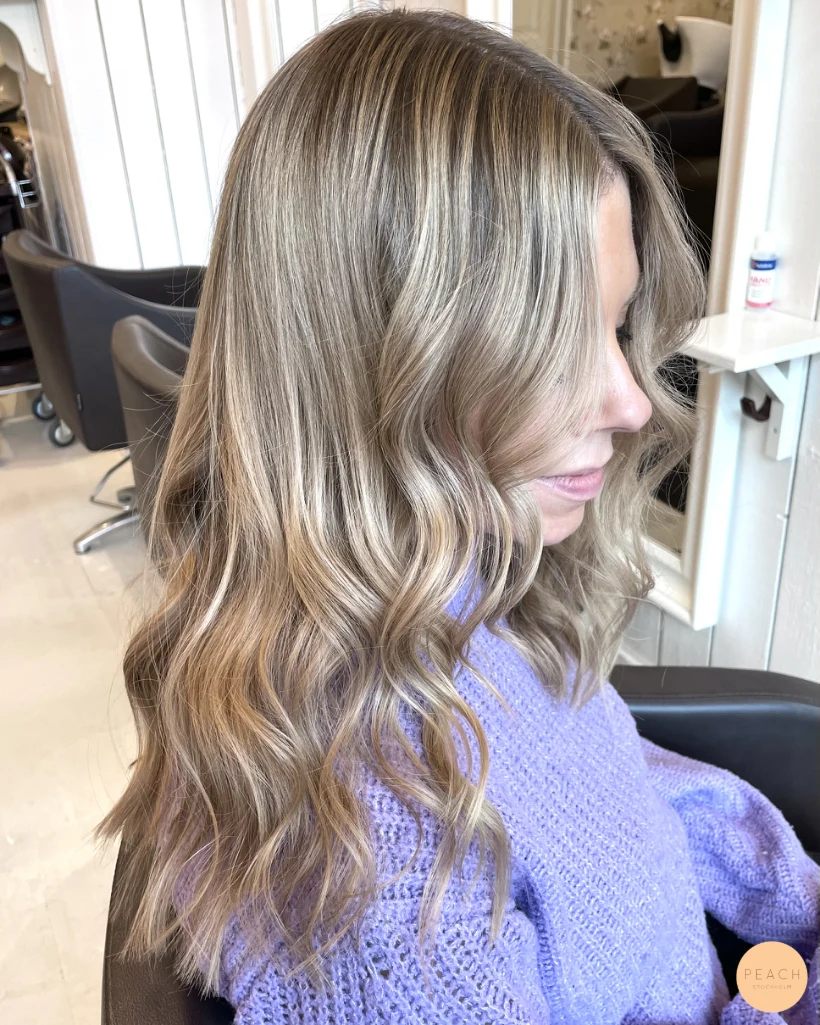 Beige blond hårfärg med slingor och mjuk utväxt