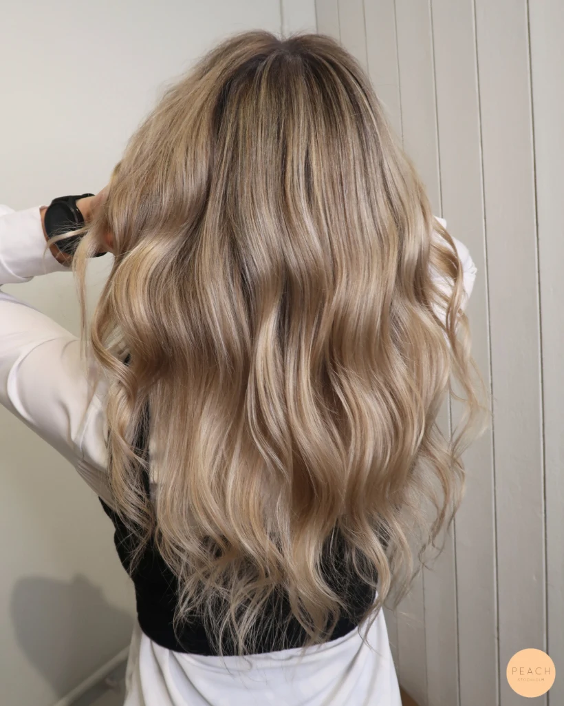 Beige blond balayage med ljusa slingor