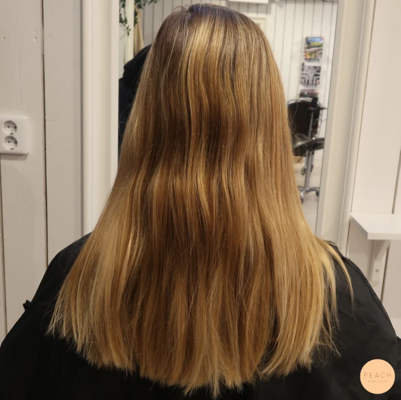 Slingat hår blont