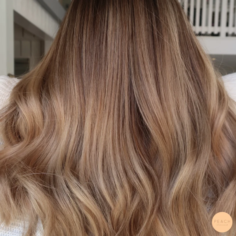 Varm guldig Balayage på mörkt hår
