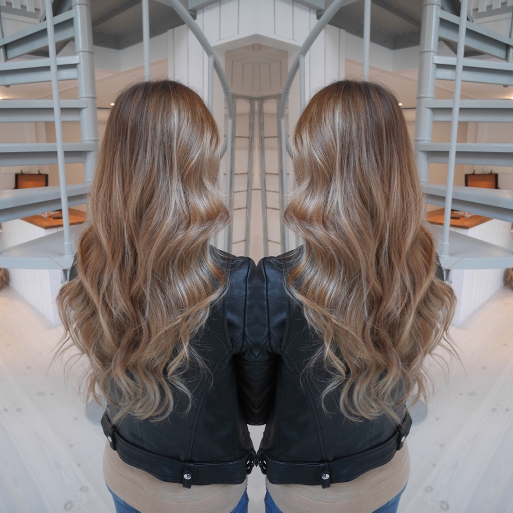 Bruna slingor i blont hår