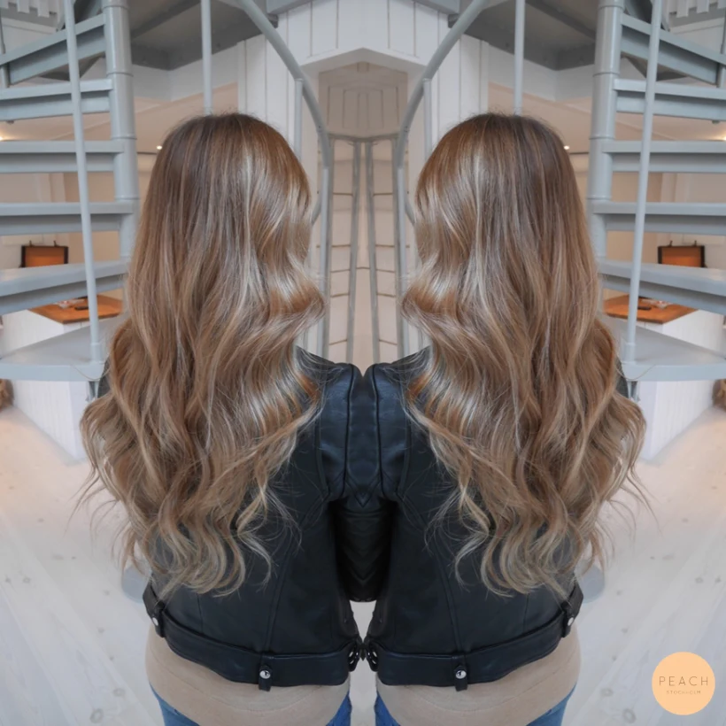 Bruna slingor i blont hår