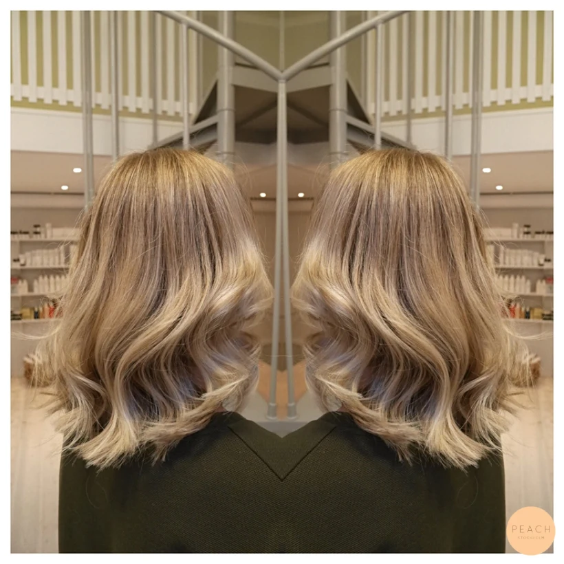 Blondie med ljusa slingor