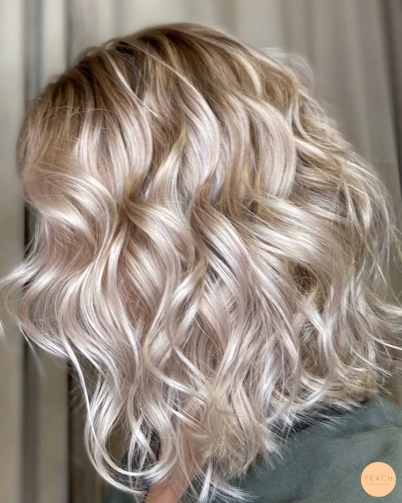Kall blond hårfärg med ljus face frame