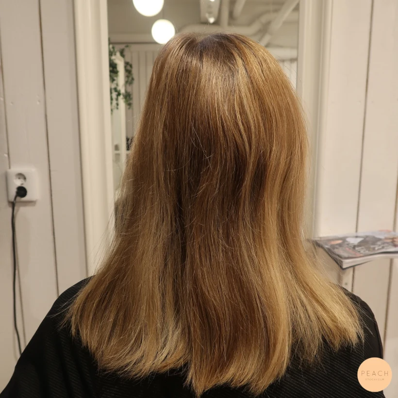 Soft Beige blond med mjuk root shadow