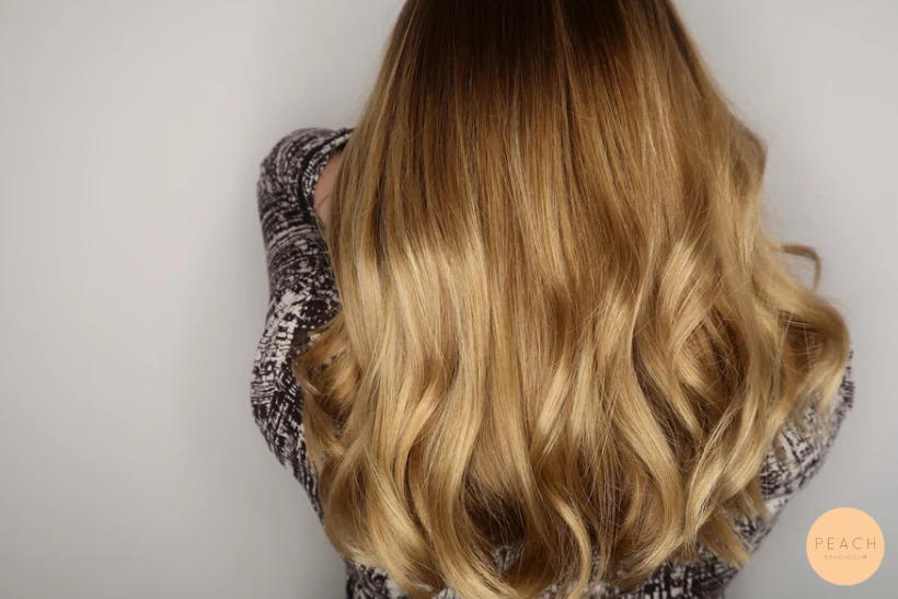 Balayagehår med varm guldblond ton