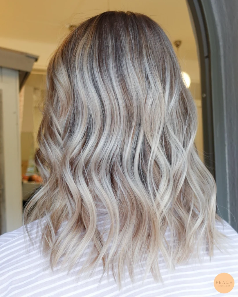 Kall blond hårfärg med ljusa slingor och mjuka teasylights