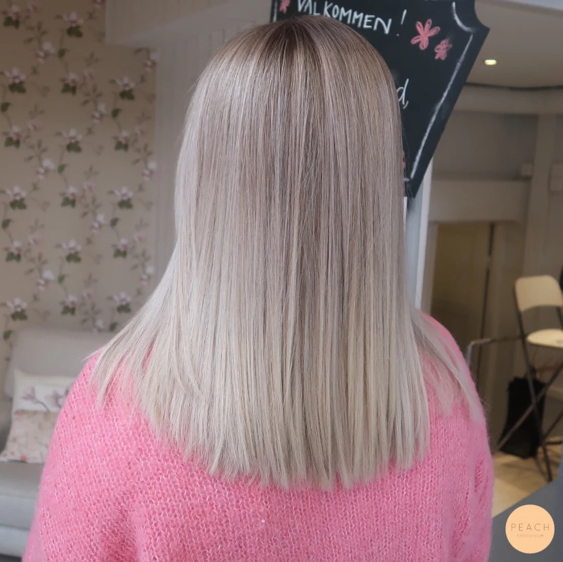 Kall blond hårfärg med mjuk root shadow