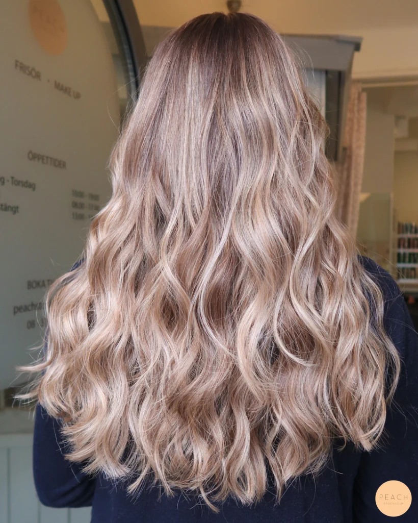 Beige blond hårfärg med rootshadow och highlights