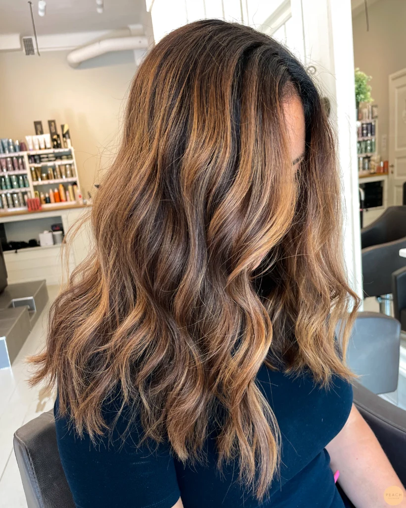 Caramel balayage, varma slingor i brunt hår
