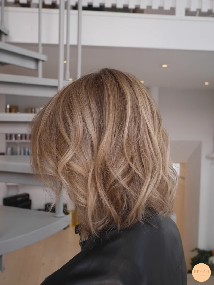 Krämig balayage och axellång klippning