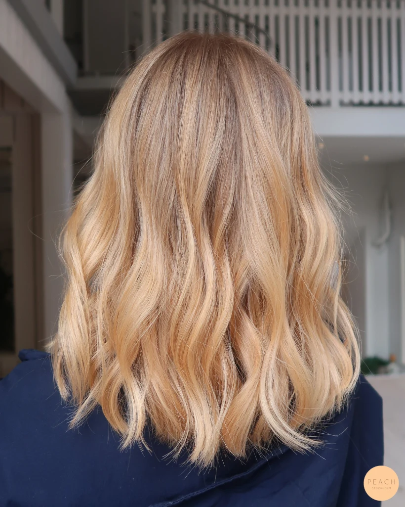 Varm Beige blond hårfärg med ljusa slingor