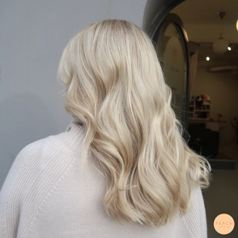 Blonda slingor med en sval nyansering