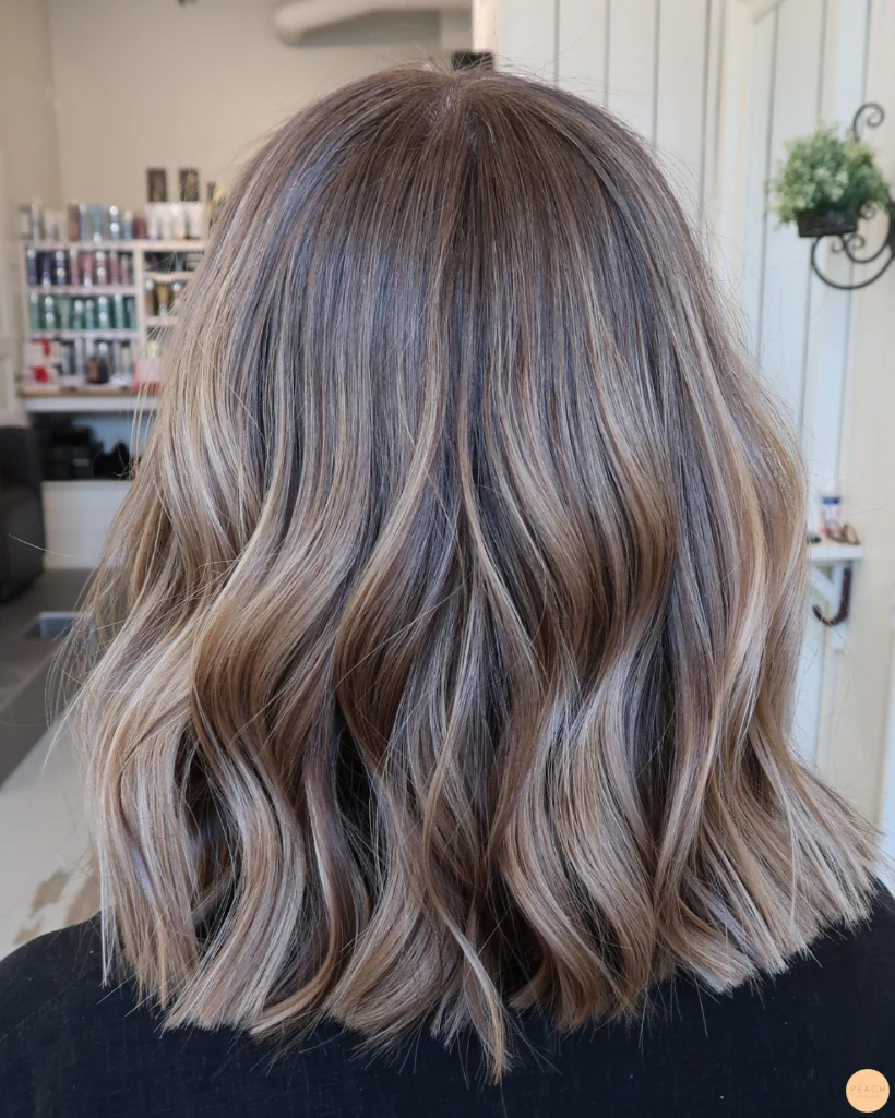 Mörkblond hårfärg med ljusa slingor