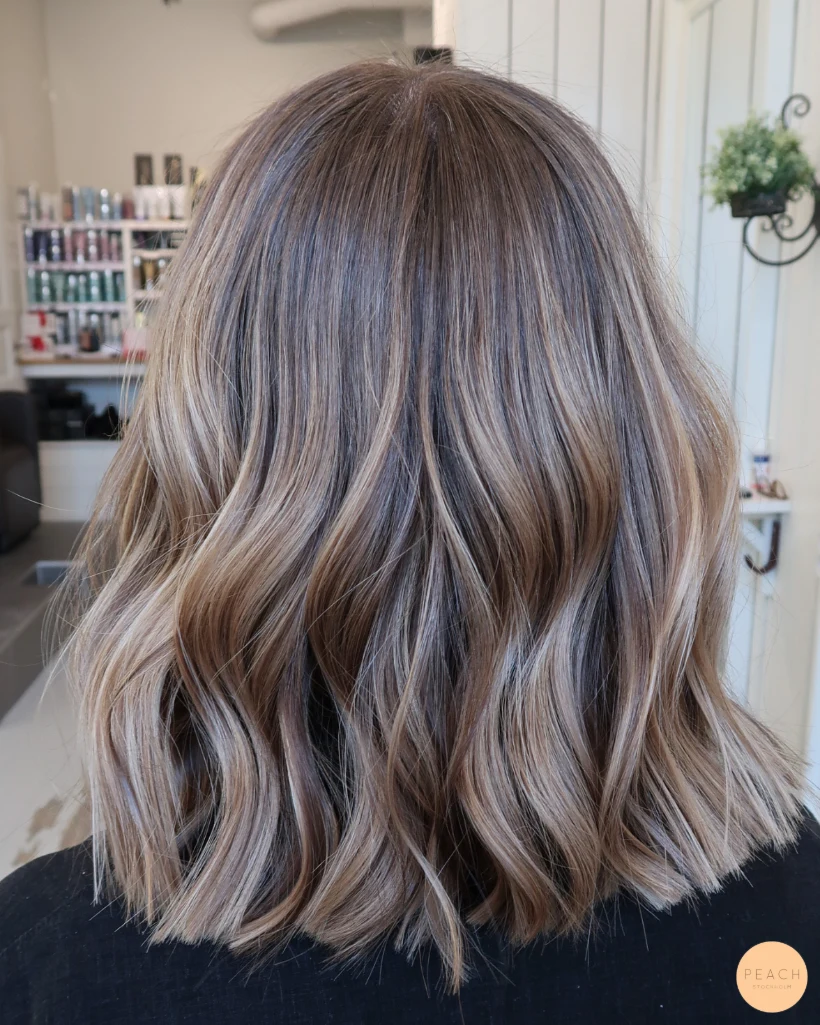 Mörkblond hårfärg med ljusa slingor