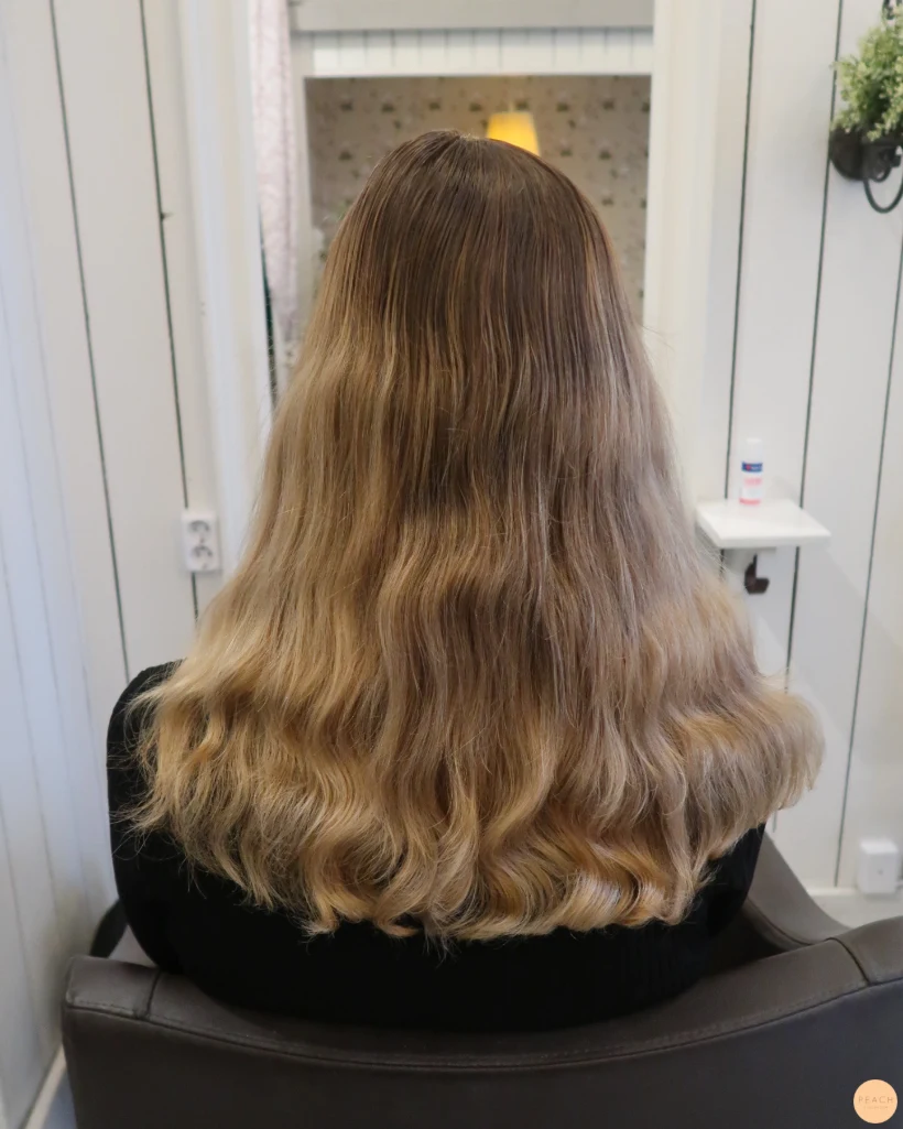 Beige blond hårfärg med ljusa slingor