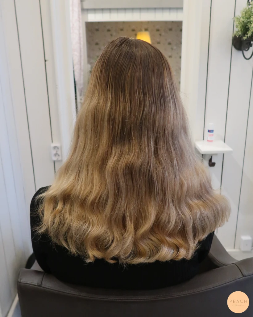 Beige blond hårfärg med ljusa slingor och sval nyansering