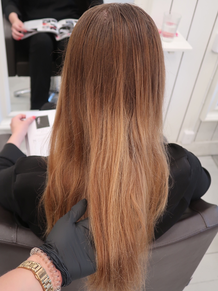 Balayage med mörk botten och ljusa lyxiga slingor