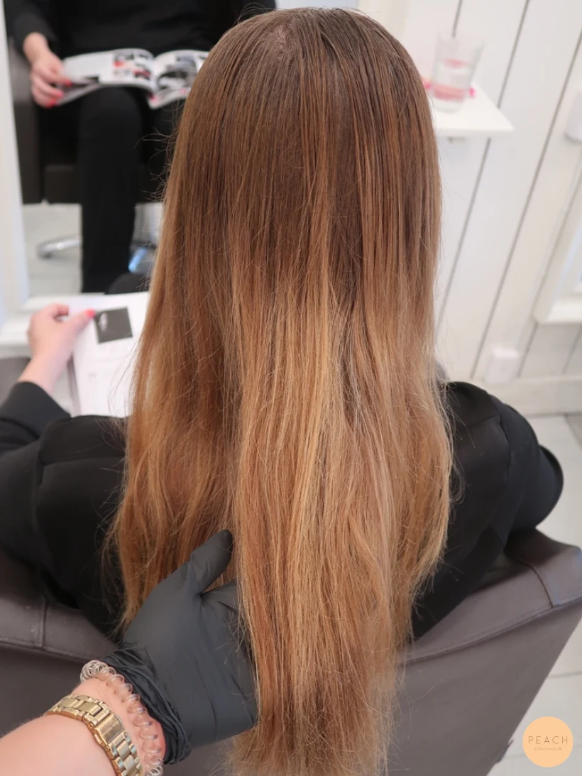 Balayage med mörk botten och ljusa lyxiga slingor
