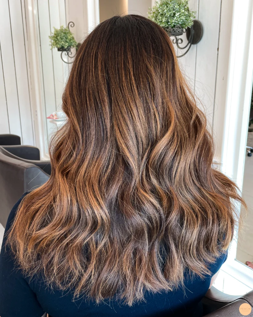 Caramel balayage, varma slingor i brunt hår