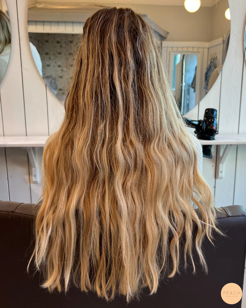Cool blonde balayage med ljusa slingor