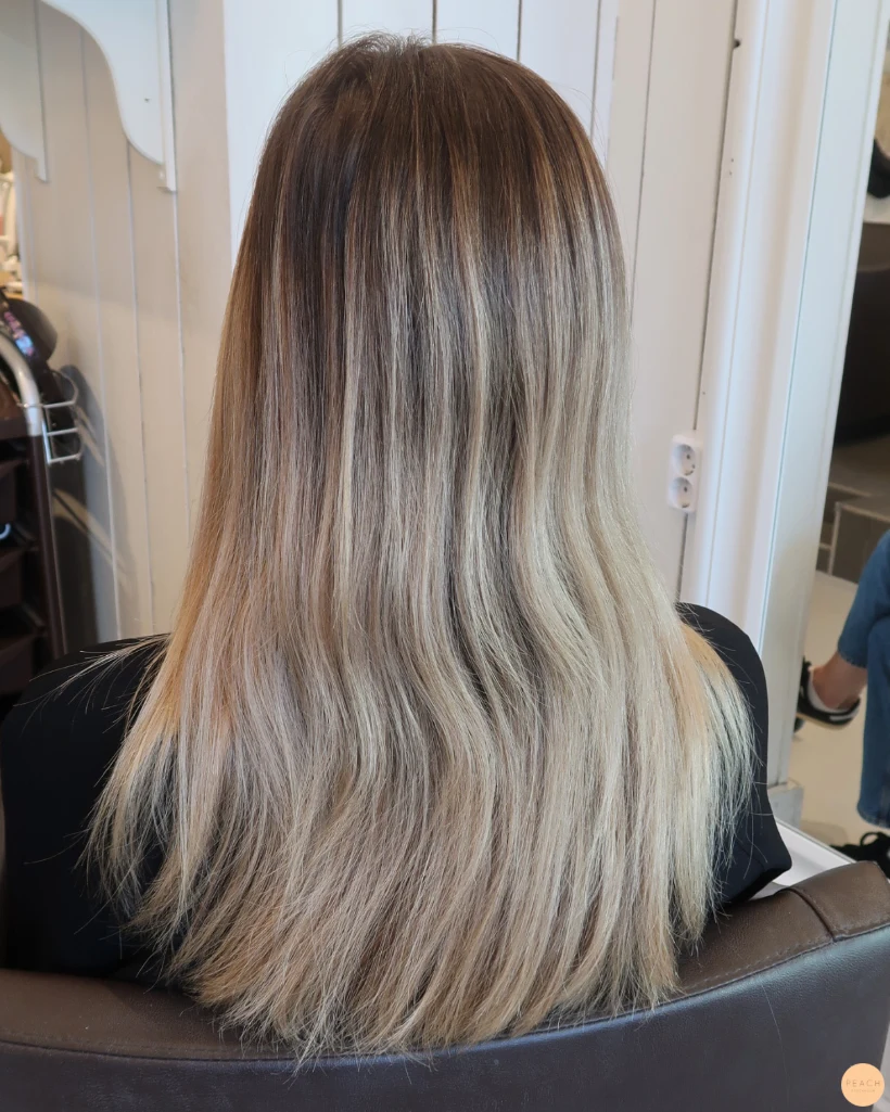 Beige blond hårfärg med ljusa slingor