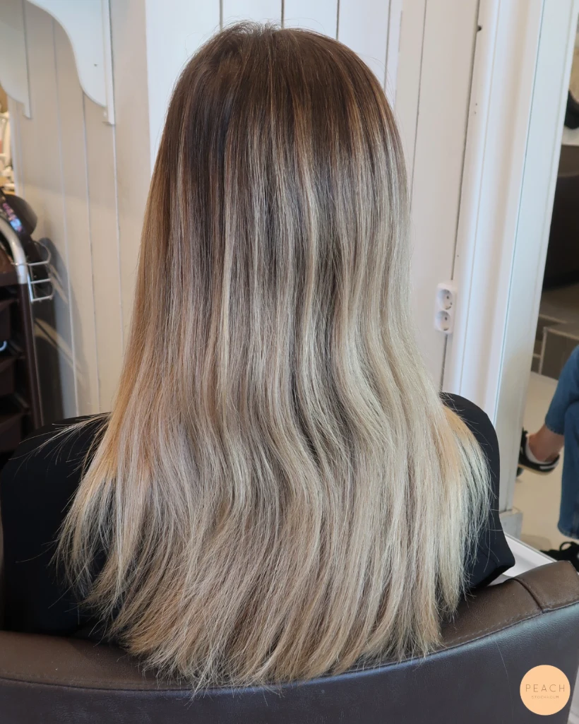 Beige blond hårfärg med ljusa slingor – inspiration 22 mars 2022