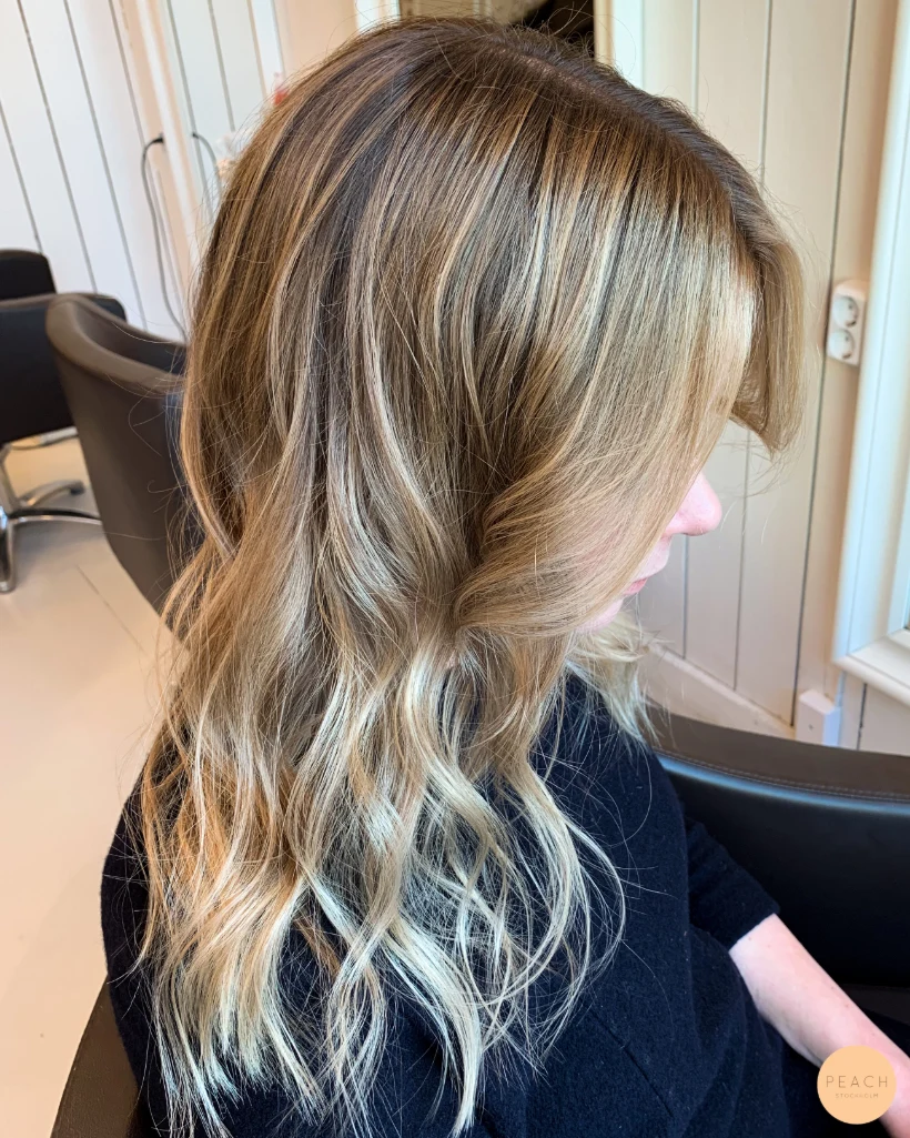 Ljusa slingor med balayage teknik