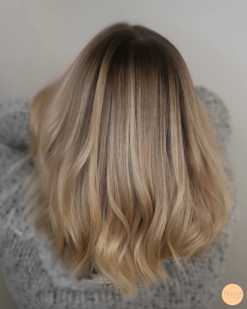 Ljusa och mörka slingor balayage med bevarad naturlig botten
