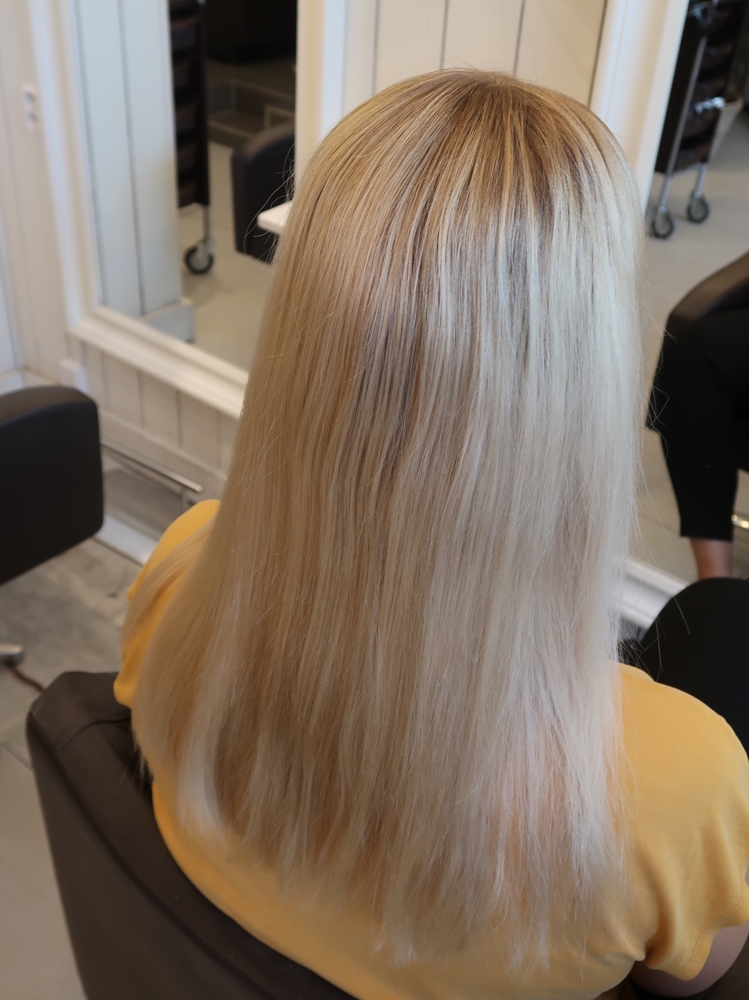 Mörkare slingor i blont hår naturligt