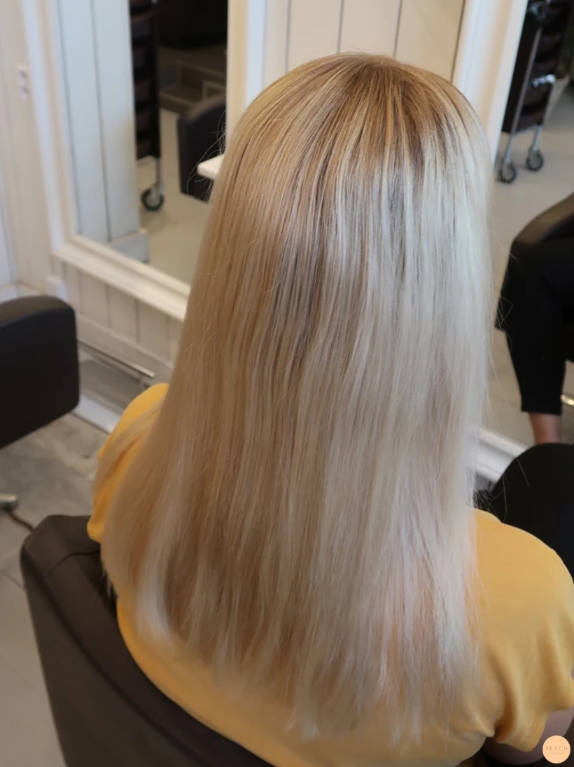 Mörkare slingor i blont hår naturligt