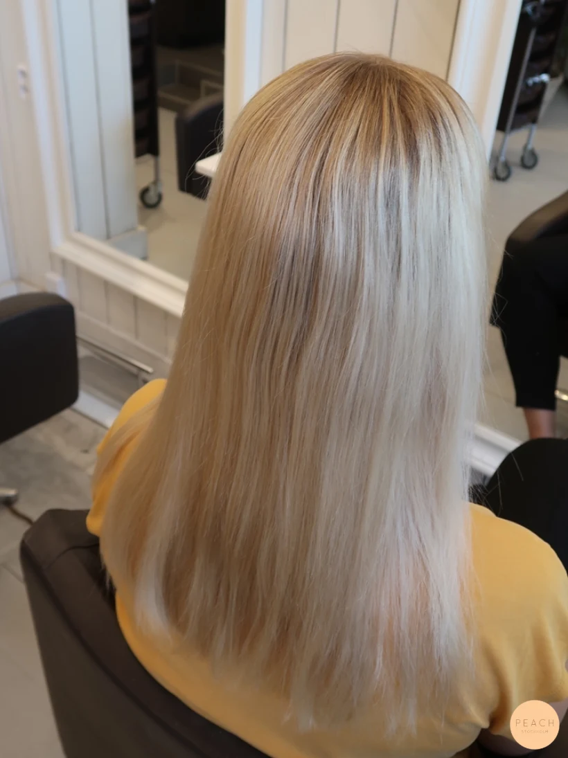 Mörkare slingor i blont hår naturligt