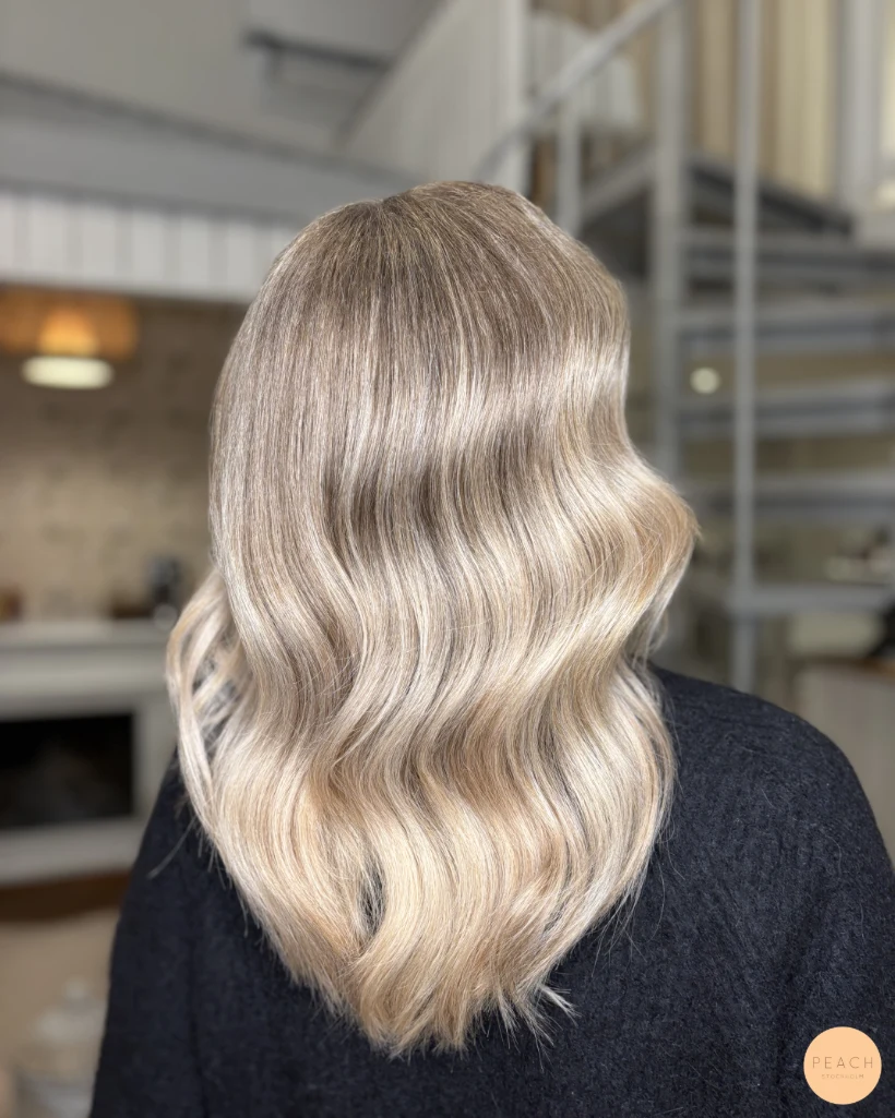 Blond hårfärg med mjuka teasylights