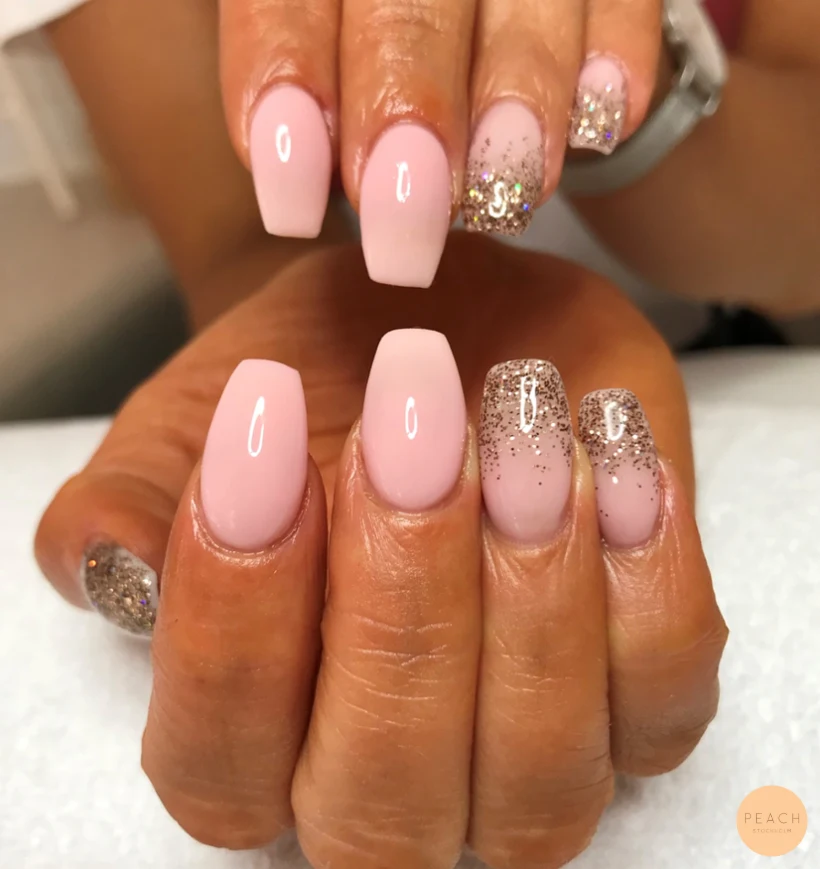 Rosa naglar med glitter – salongsresultat av Amanda Da Silva, 25 juli 2018