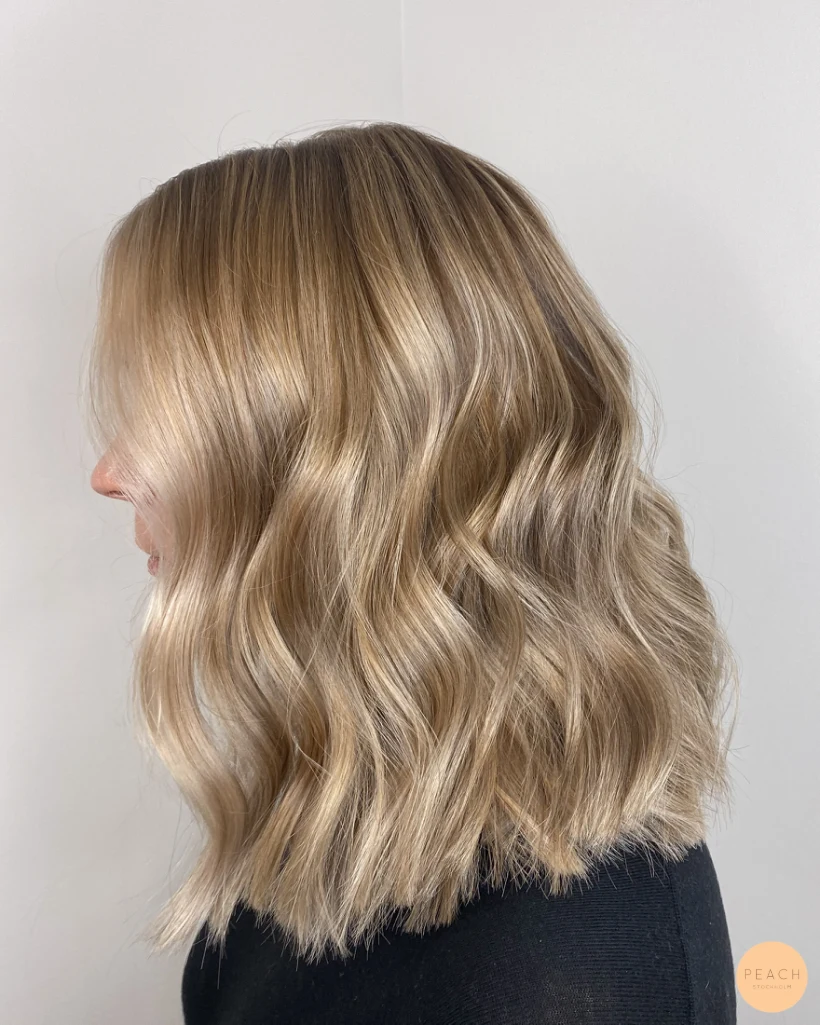 Soft blonde balayage med beige toner