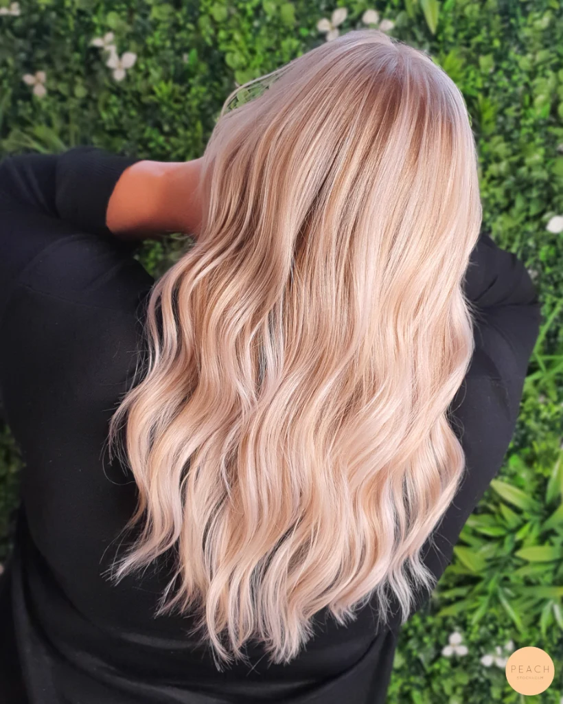 Creamy vanilla blonde hair med mjuka lowlights