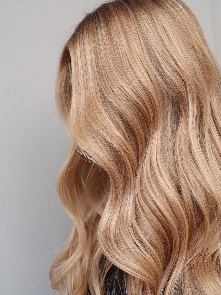 Varm blond balayage naturlig botten