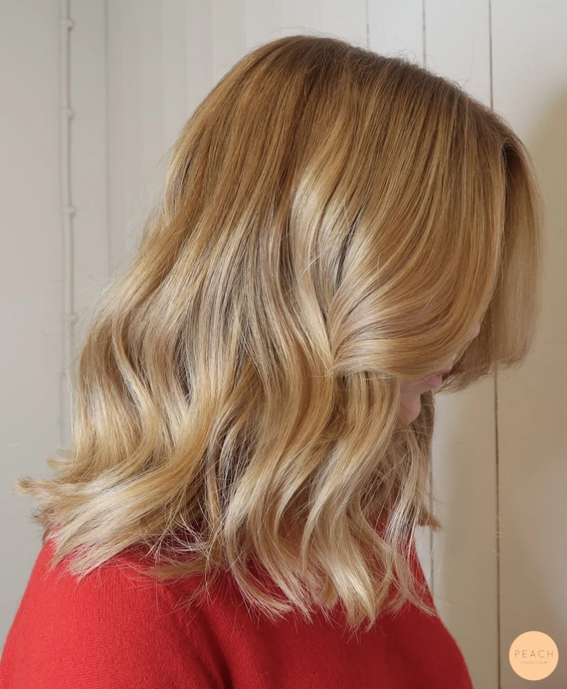 Balayage blont hår med ljusa slingor