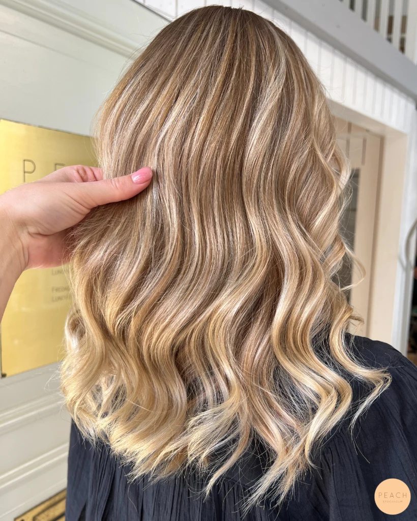 Balayage blond med krämig ton