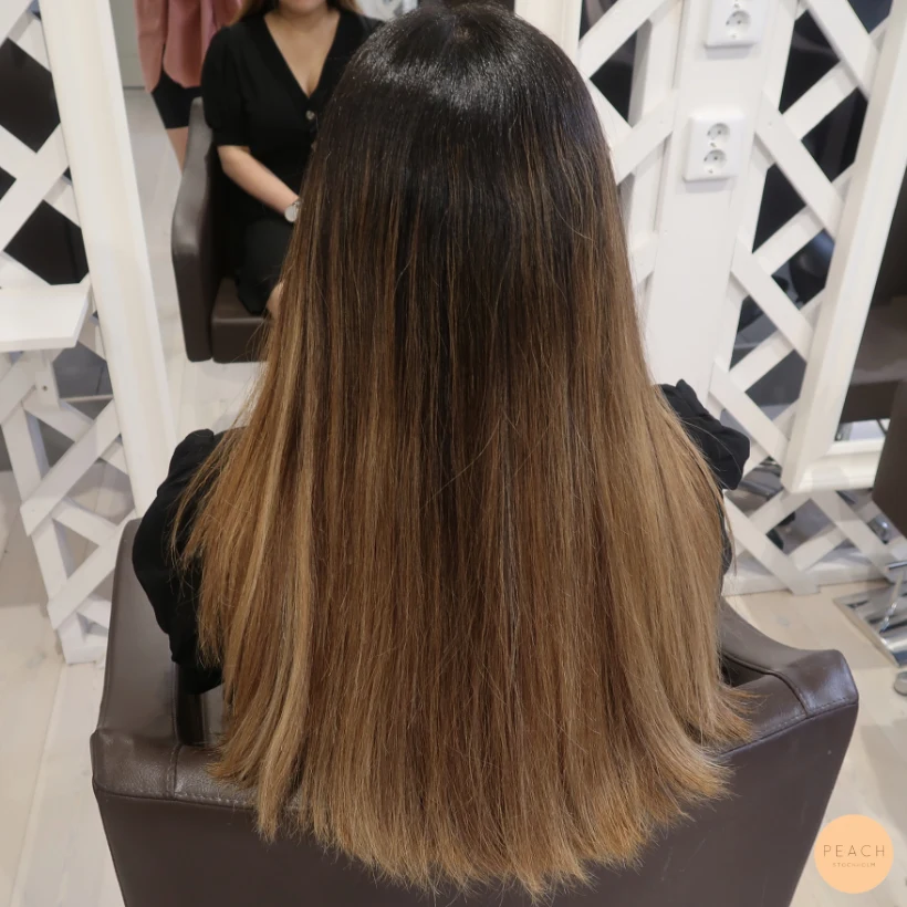 Balayage och lowlights med ljusa slingor