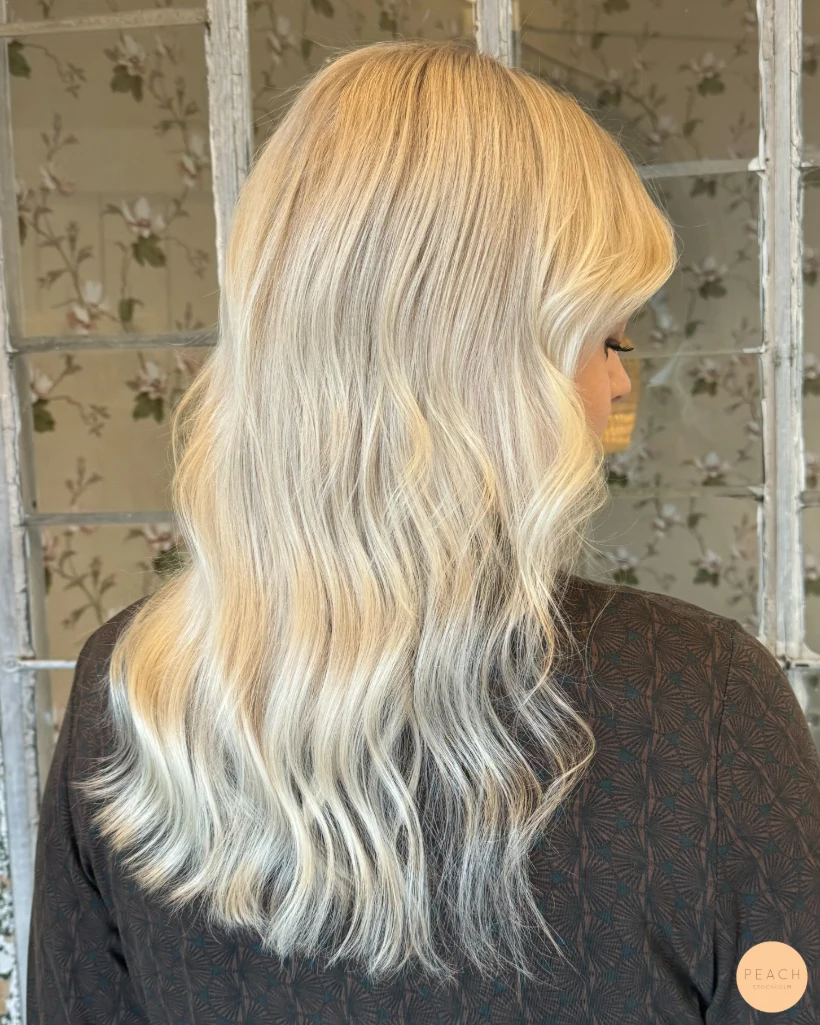 Ljusblond hårfärg med fina babylights