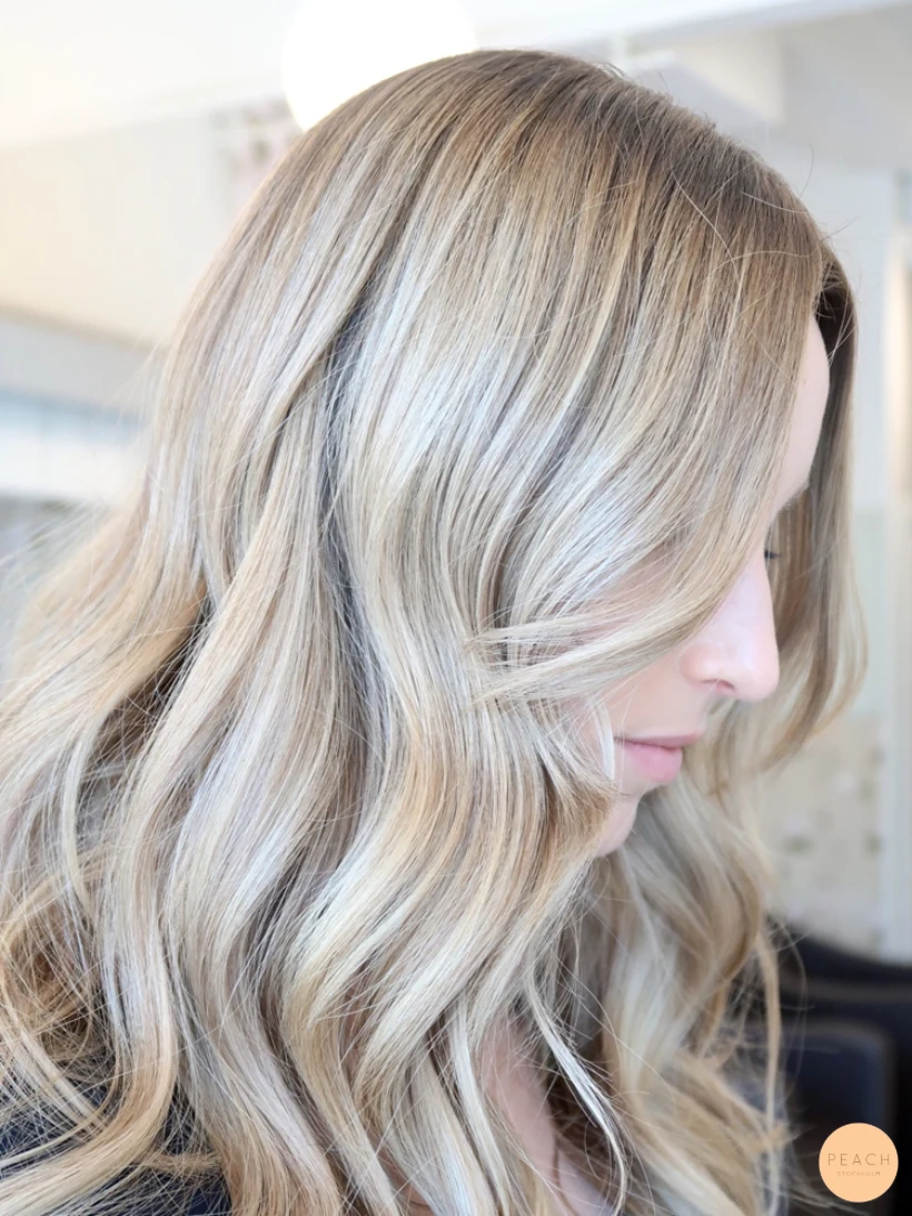 Soft blonde balayage med gardinlugg