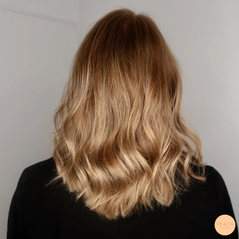 Lowlights i blont hår med varm nyansering