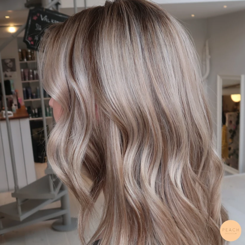 Beige blond med lowlights och kontrast