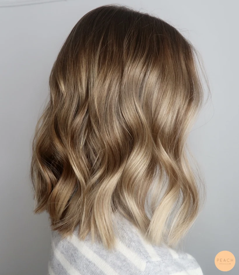 Naturlig blond balayage med ljusa slingor