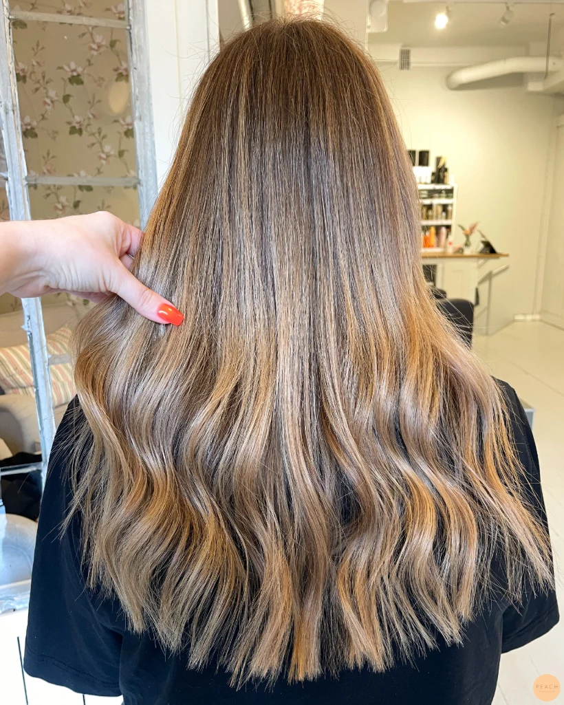Naturlig varm blond hårfärg med ljusa slingor